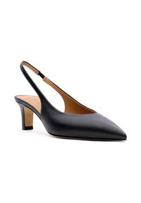 Schwarze Slingback-Pumps aus Leder mit spitzer Zehenpartie, niedrigem Blockabsatz und ausgeschnittenem seitlichem Design. Glatte Textur, minimalistischer Stil.