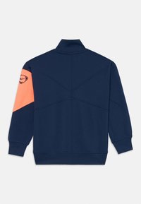 Marineblauwe sweatshirt met hoge kraag, oranje accent op de linker mouw en gedetailleerde stiksels op de achterkant. Zachte, gestructureerde stof.