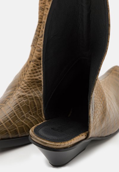 GmbH NAIMA KITTEN HALF BOOTIE CROC EMBOSSED - Cowboy-/Bikerstiefelette - brown