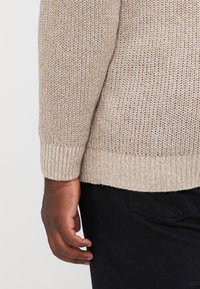 Jack & Jones JJJONES CREW NECK - Strickpullover - white/crockery