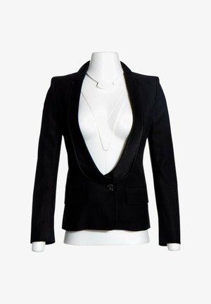 Schwarzer maßgeschneiderter Blazer mit Satin-Revers und Ein-Knopf-Verschluss, dargestellt auf einem weißen Schaufensterpuppen-Torso vor weißem Hintergrund.