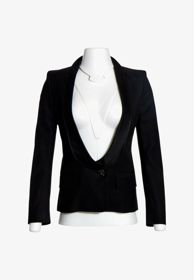 Blazer noir cintré avec revers en satin et fermeture par un bouton, présenté sur un buste de mannequin blanc sur fond blanc.