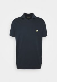 Námořnická modrá polo košile vyrobená z bavlny, s výstřihem do V, krátkými rukávy a náprsní kapsou se žlutým logo orla.