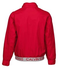 Rote Bomberjacke mit elastischem Bund und weißem "CALVIN KLEIN JEANS"-Schriftzug. Hergestellt aus glattem Stoff und mit klassischem Kragen gestaltet.