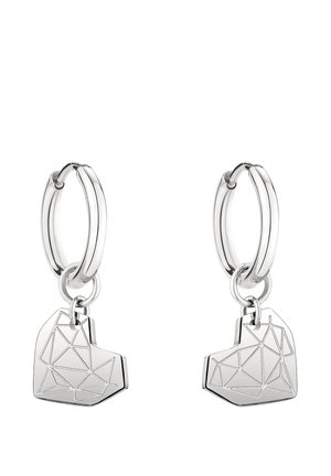 Silberne Creolen mit geometrischen, herzförmigen Anhängern, die eingravierte abstrakte Linienmuster aufweisen.