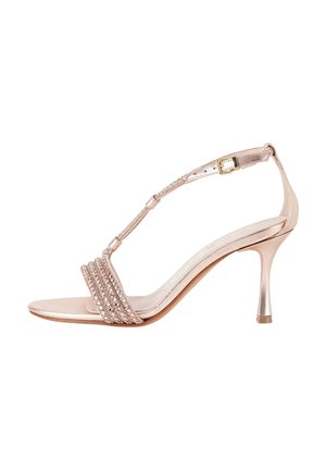 Sandalo con tacco alto in oro rosa con cinturino alla caviglia, chiusura con fibbia e cinturini decorativi con strass sopra le dita e il piede.