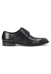 Schwarze Lederschuhe mit glatter Oberfläche, spitz zulaufender Zehenpartie, Schnüroptik und dezenten Nähten entlang des Schafts und der Zehenkappe.