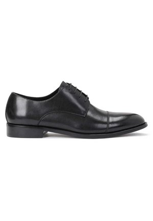 Zapato de vestir negro de cuero con un acabado liso, punta afilada, cordones en la parte frontal y un detalle de costura sutil a lo largo de la parte superior y la puntera.