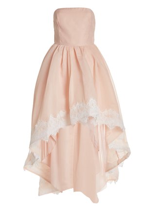 Hihaton, vaaleanpunainen mekko, jossa on muotoiltu yläosa ja kerroksellinen korkeahartialainen helma, jossa on valkoinen pitsireunus helman reunassa ja pehmeä kangas.