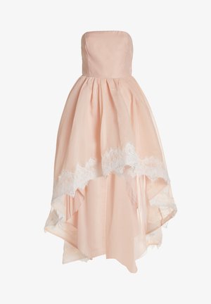 Hihaton, vaaleanpunainen mekko, jossa on muotoiltu yläosa ja kerroksellinen korkeahartialainen helma, jossa on valkoinen pitsireunus helman reunassa ja pehmeä kangas.