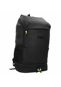 Mochila negra hecha de tela duradera, con un acabado suave, bolsillo frontal con cremallera, bolsillos laterales de malla y tiradores de cremallera en verde neón.