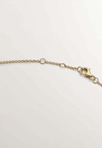 Cadena de oro con eslabones redondos y un cierre tipo langosta, que presenta una superficie lisa. El diseño es sencillo, con conexiones circulares espaciadas de manera uniforme.
