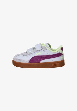 Witte kindersneaker van Puma met paarse streep, lichtgroene voering, dubbele klittenbandsluitingen en een bruine rubberen zool.