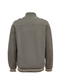 Veste bomber vert olive avec un col haut, des poignets élastiques et une ceinture rayée. Tissu lisse et texturé avec un design épuré.