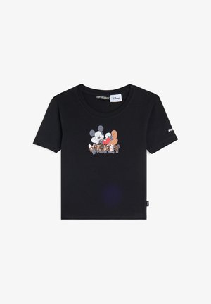 Camiseta de algodón negra con un gráfico de Mickey Mouse y la palabra "MICKEY" en acentos metálicos en el frente. Manga corta, cuello redondo.
