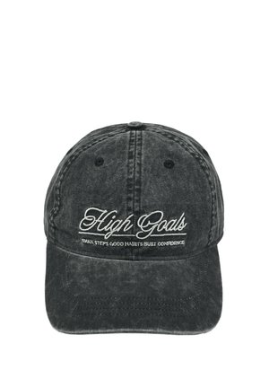 Cappellino da baseball nero lavato con testo bianco ricamato che dice "High Goals" e testo più piccolo "Small steps good habits built confidence."