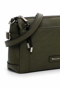 Borsa a tracolla in pelle verde oliva con una finitura testurizzata, dotata di chiusura con zip, tracolla regolabile e dettagli in metallo argentato.