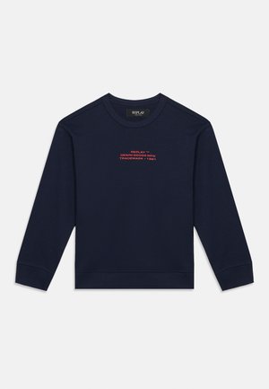 Bluză bleumarin cu mâneci lungi și guler rotund, cu text roșu "REPLAY DENIM GOODS MFG TRADEMARK - 1981" pe piept.