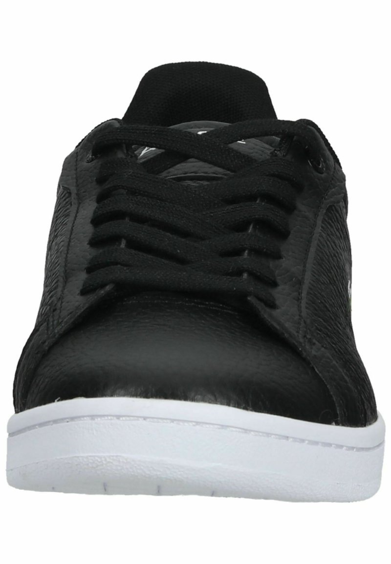 Baskets noires avec une tige texturée, lacets noirs et une semelle en caoutchouc blanche. Présente un bout rond et un design classique.