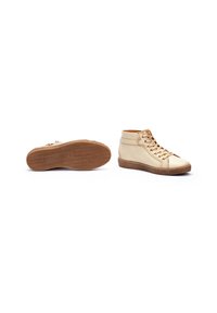 Sneaker alte in pelle beige con suola in gomma texture, caratterizzate da un design con lacci e una finitura liscia. Include dettagli di cucitura sottili.
