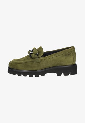 Mocassin en daim vert avec une semelle noire épaisse et une boucle décorative en métal noir sur le dessus.