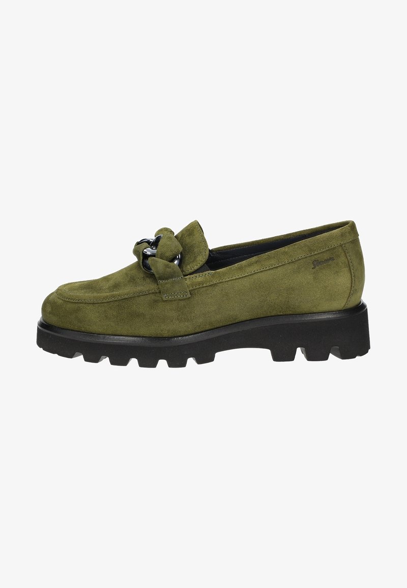 Mocassin en daim vert avec une semelle noire épaisse et une boucle décorative en métal noir sur le dessus.