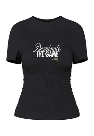 Sort tætsiddende t-shirt med korte ærmer, rynkede sider og hvid tekst med teksten "Dominate the Game Est. 1889" på brystet.