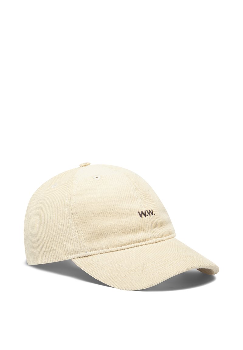 Beige kordbársonyos baseball sapka, amelyen egy hímezett "W.W." logó található. Ívelt billentyűvel és szellőzőlyukakkal rendelkezik, strukturált felülettel.
