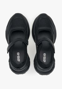 Czarne buty sportowe z siateczkowym wierzchem, wzmocnionym noskiem, rzepem i grubą gumową podeszwą. Zapewniają komfort i wsparcie.