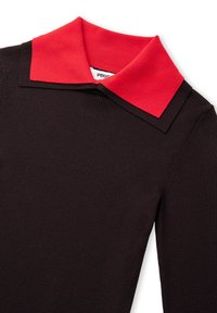 Ciemnobrązowa, prążkowana bluzka z długim rękawem, z szerokim, spiczastym jasnoczerwonym kołnierzem i widoczną metką marki wewnątrz dekoltu.