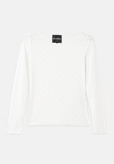Fehér hosszú ujjú felső, texturált gyémántmintázattal, széles nyakkivágással, és egy címkével a hátsó részen, amelyen az Emporio Armani márkaneve szerepel.