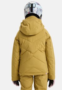 Gelbe, isolierte Winterjacke mit Kapuze, mit einem gesteppten Muster und elastischen Bündchen. Schwarze und pinke Handschuhe werden getragen, und ein gemusterter Helm ist sichtbar.