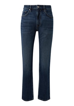 Donkerblauwe spijkerbroek met rechte pijpen, voorzakken, knoopsluiting en riemlussen op een witte achtergrond.