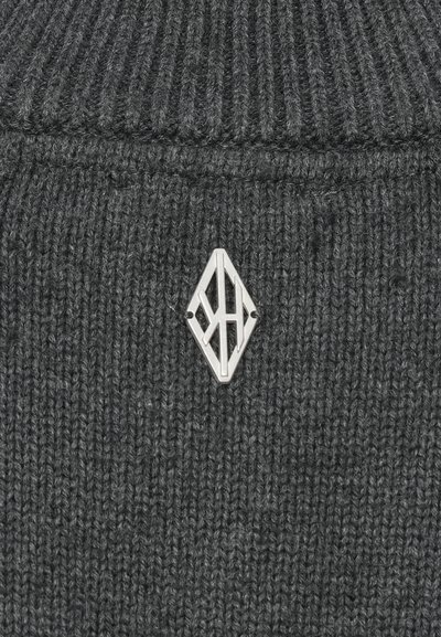 Gorro cinzento de malha com textura canelada e um logótipo metálico prateado em forma de diamante na frente.