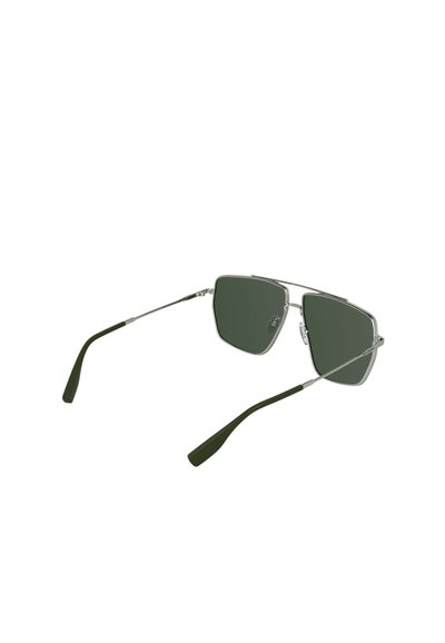 Lunettes de soleil fines à monture en métal argenté avec des verres carrés vert foncé et des embouts de branches vert foncé, vues en biais par l'arrière.