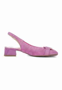 Chaussure slingback en daim violet avec petit talon carré et bride décorative sur l'avant-pointu, sur fond blanc.