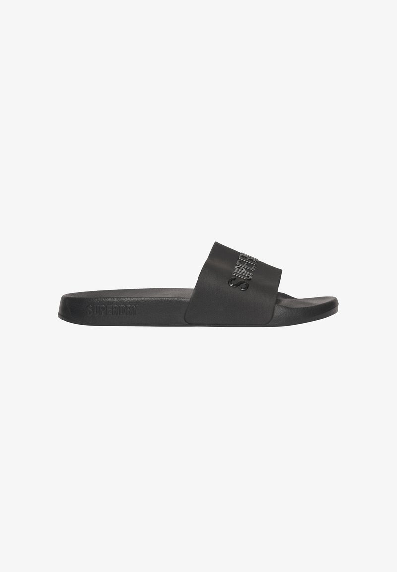 Zwarte slide sandaal met een matte afwerking, voorzien van een brede band en een gegraveerd "SUPERDRY" logo. Flexibele zool met een gestructureerd oppervlak.
