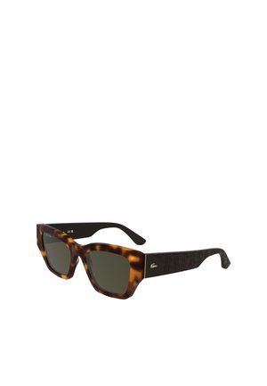 Gafas de sol carey con lentes verdes, montura cuadrada y brazos texturizados en negro con un detalle de logo en relieve.