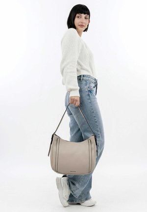 Borsa a spalla in pelle beige chiaro con chiusura a doppia cerniera e cinturini neri a contrasto. Texture liscia con sottili cuciture verticali.
