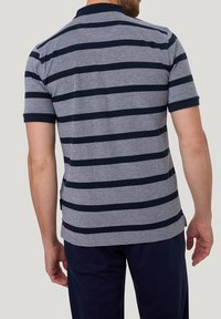 Graues Poloshirt mit marineblauen Streifen, kurzen Ärmeln und Kragen. Hat einen geraden Saum und besteht aus strukturiertem Stoff.