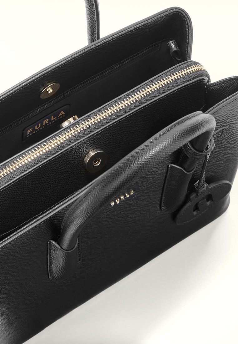 Bolso de mano de cuero negro con un acabado texturizado, cremallera dorada, compartimentos interiores y un asa pequeña. Logo dorado exhibido en la parte frontal.