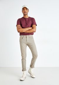 Levi's® 512™ SLIM TAPER - Traperice uskog kroja - sand