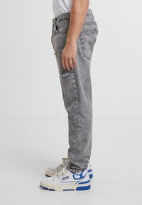 2Y Premium Traperice suženog kroja - grey