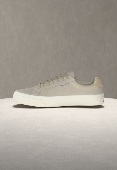 Ανοιχτό μπεζ sneaker χαμηλού προφίλ με λευκή σόλα, δέσιμο με κορδόνια και μικρή πλαϊνή ετικέτα με την επιγραφή "PS Paul Smith" σε ουδέτερο φόντο.