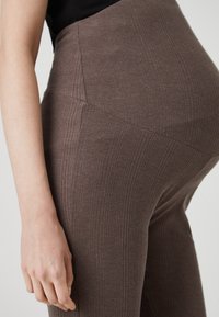 Even&Odd Maternity Hlače - mottled dark brown
