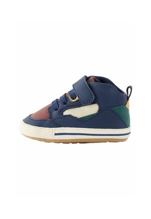 Baskets montantes en cuir bleu avec panneaux de couleurs mélangées, bout texturé, bride ajustable et semelle en caoutchouc à motif chevrons.