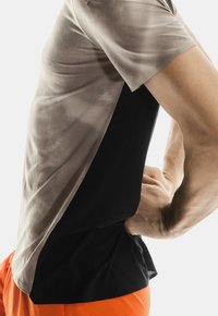 On PERFORMANCE T AOP - T-shirts print - cinder   black
