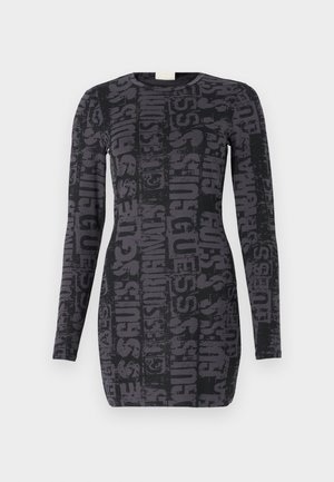 Langærmet sort kjole med et gentaget mørkegråt "GUESS" logo mønster, tætsiddende design og rund halsudskæring. Glat stofstruktur.