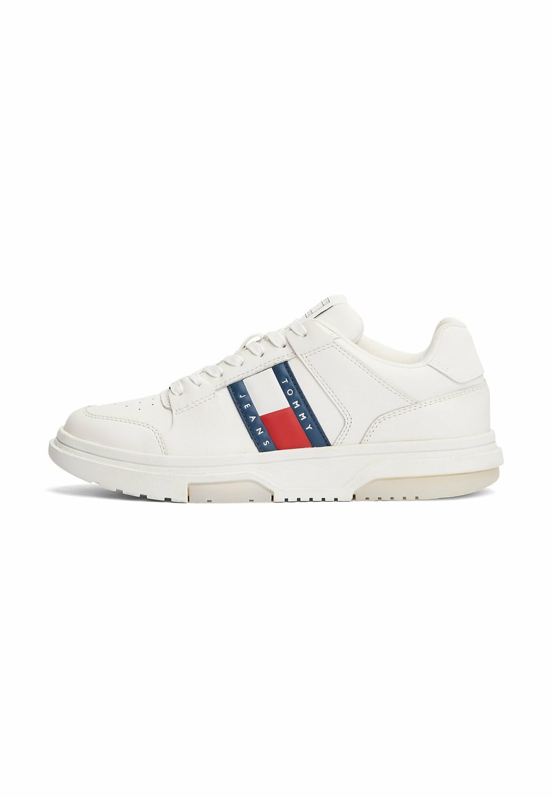 Sneaker bianche con tomaia in pelle liscia, punta rotonda e tre strisce colorate: blu navy, rosso e bianco, con il logo sul lato.