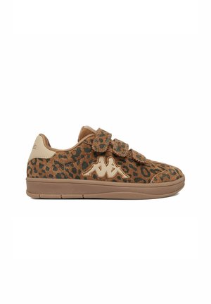 Brązowy sneaker w panterkę z beżowym logo, trzema paskami na rzepy oraz dopasowaną beżową podeszwą, pokazany z boku na białym tle.